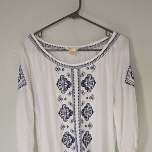 Lucky & Coco | White & Blue Embroidered 3/4 Sleeve Peasant Top Size Large